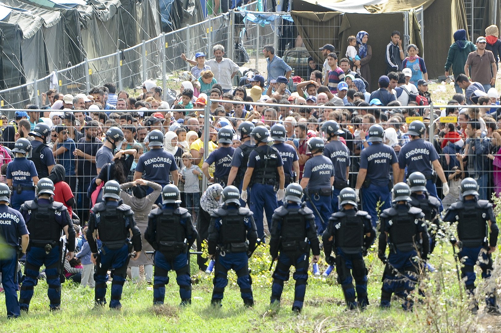 رجال الشرطة يقفون أمام مركز لاستقبال المهاجرين في قرية روجكي الهنغارية
