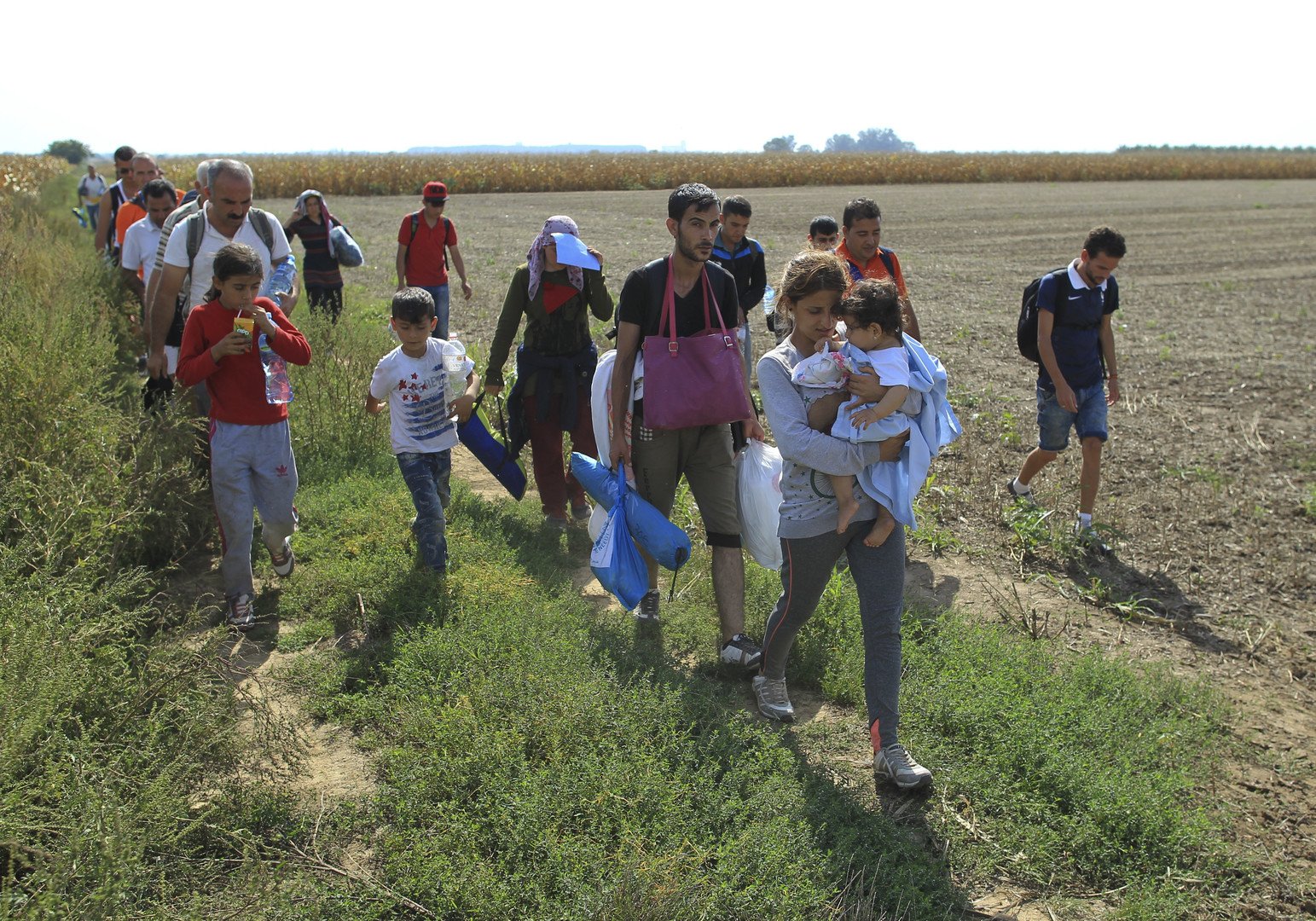 مجموعة من اللاجئين يسيرون داخل الأراضي الصربية على الحدود مع كرواتيا، 16 سبتمبر/أيلول 2015