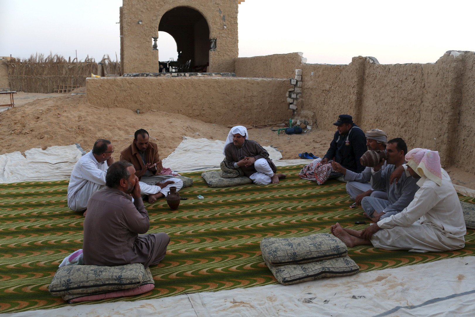 مستجمون يجلسون بعد الانتهاء من العلاج في سيوة، مصر، 12 أغسطس 2015