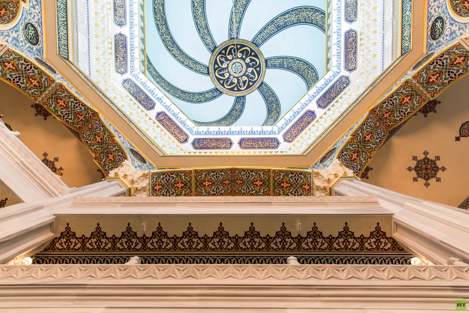 سور وآيات من القران الكريم نقشت على جدران وسقف المسجد 