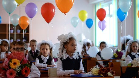 تلاميذ الصف الأول في المدرسة رقم 57 في قرية نوفولوغوفويه بمقاطعة نوفوسيبيرسك