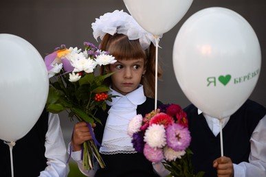 تلميذة في الصف الأول خلال الاحتفالات في المدرسة رقم 57 في قرية نوفولوغوفويه بمقاطعة نوفوسيبيرسك