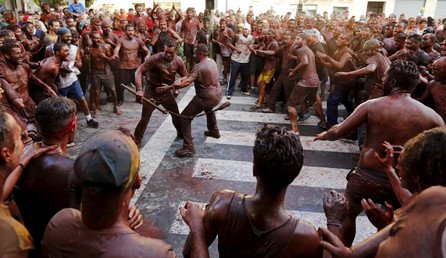 أشخاص معربدون ملطخون بصبغ يشاركون في مهرجان كاسكاموراس السنوي في غواديكس