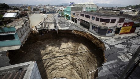 الأمطار الغزيرة خلال العاصفة الإستوائية تسببت في ظهور حفرة عملاقة في مدينة أغاثا بغواتيمالا