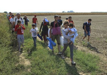 مجموعة من اللاجئين يسيرون داخل الأراضي الصربية على الحدود مع كرواتيا، 16 سبتمبر/أيلول 2015