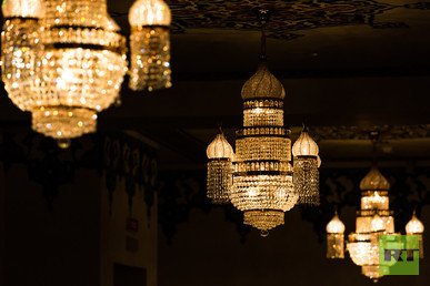 ثريات من الكرستال داخل المسجد