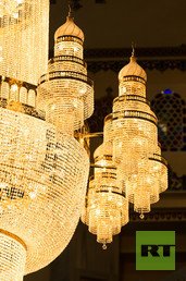 إحدى الثريات المعلقة في سقف المسجد