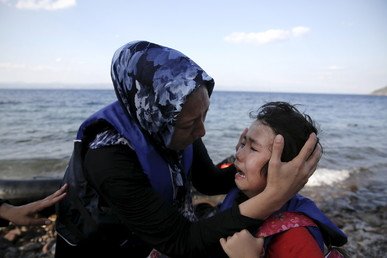 لحظات بكاء خلال احتضان أم أفغانية لطفلتها بعد وصول المهاجرين الأفغان إلى جزيرة لسبوس باليونان 
