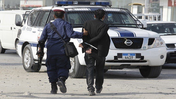 البحرين: اكتشاف مخبأ أسلحة واعتقال متورطين
