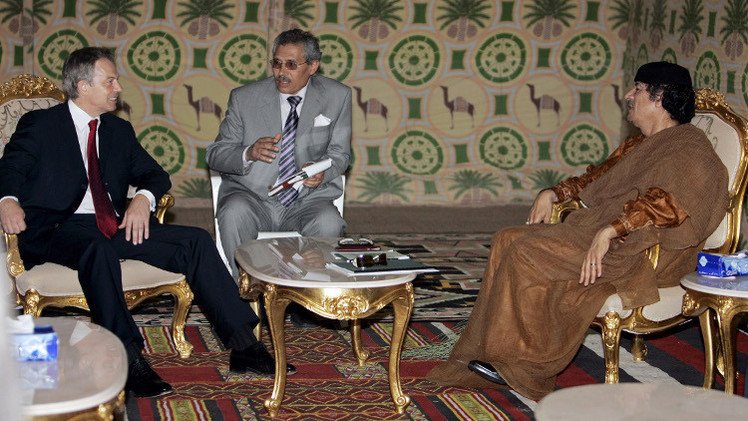 "إندبندت": بلير حذر القذافي من انهيار نظامه ونصحه بالبحث عن مكان آمن