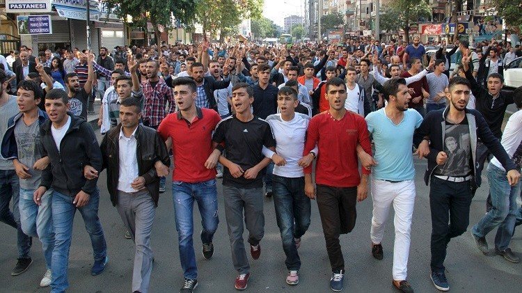آلاف المتظاهرين يحملون الحكومة التركية مسؤولية تفجيري أنقرة
