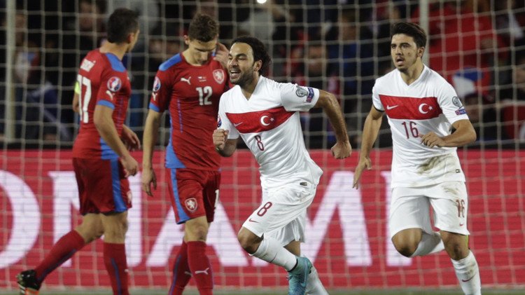 تركيا تقترب من الملحق المؤهل إلى "يورو 2016"