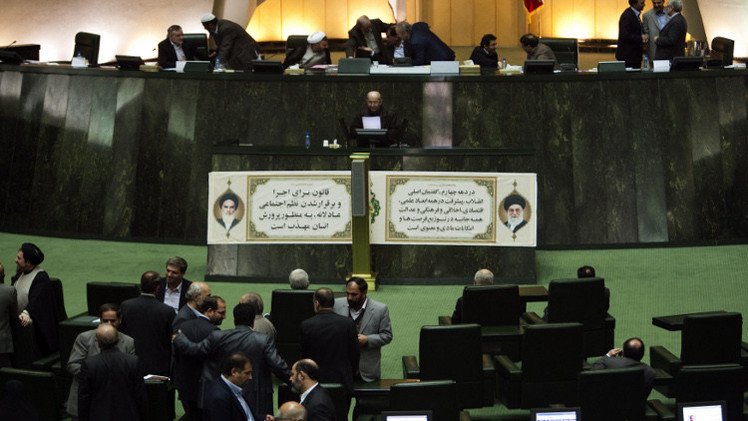  البرلمان الإيراني يوافق مبدئيا على الاتفاق النووي