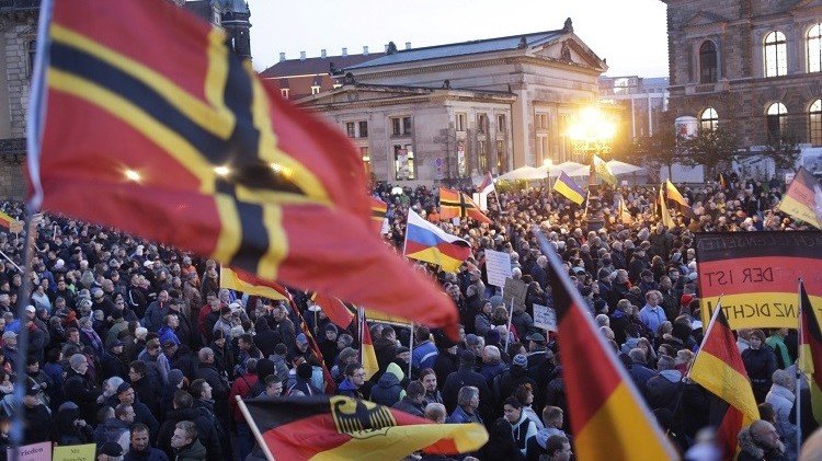 ألمانيا.. حركة "بيغيدا" تستغل ملف اللاجئين وتحشد الآلاف من أنصارها في معقلها