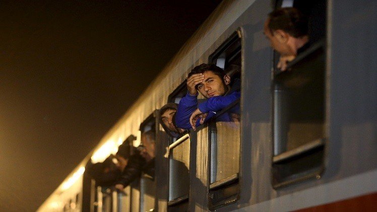 اللاجئون يحتشدون على الحدود الصربية مع كرواتيا وميركل إلى تركيا لوقف تدفقهم