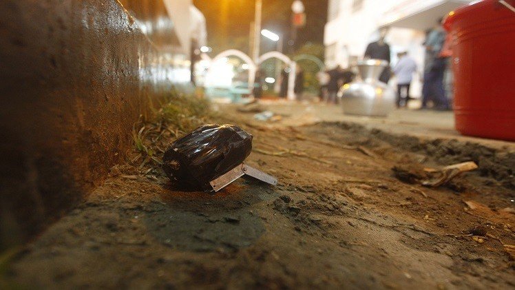 مقتل طفل وإصابة العشرات بتفجير حسينية في بنغلاديش (فيديو)