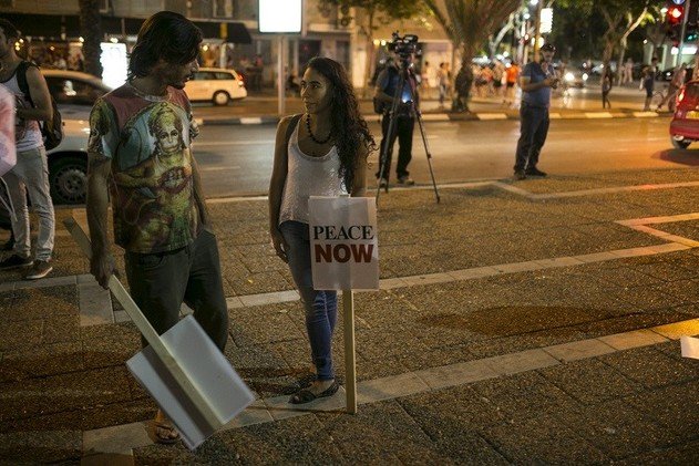 مظاهرة في "تل أبيب" تطالب بحل الصراع الفلسطيني الإسرائيلي