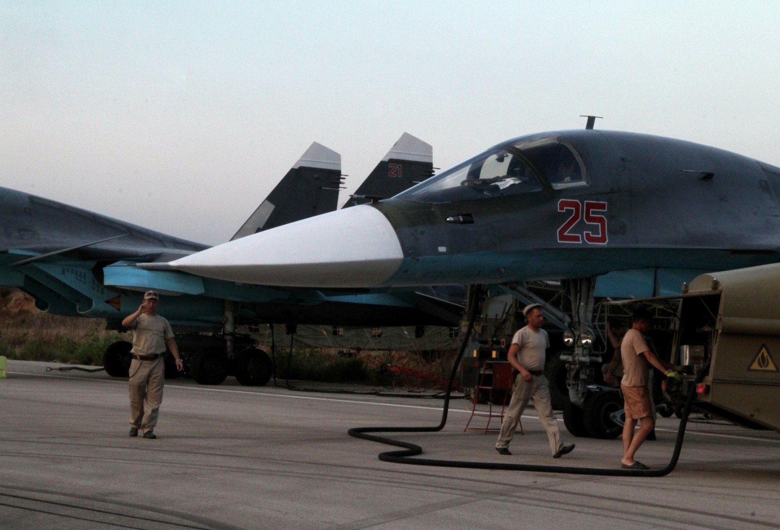 صيانة طائرات "سو-34" في مطار حميميم