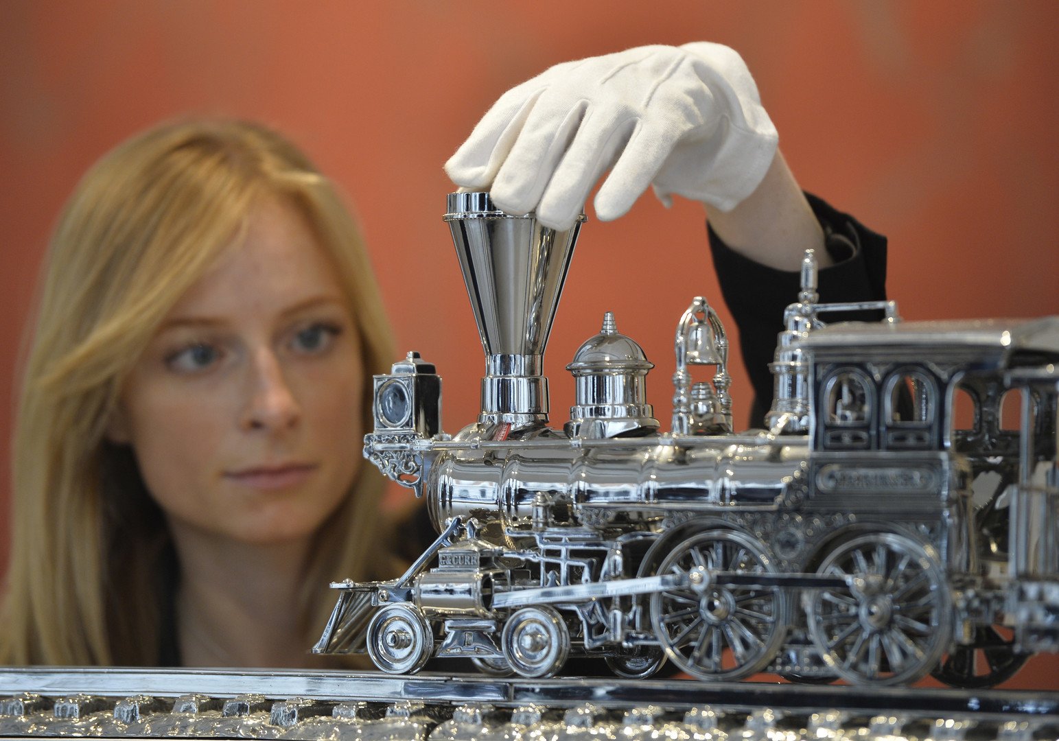 منحوتة قطار "The Jim Beam J.B. Turner Train" عرضت للبيع في معرض "كريستي" لبيع القطع المعاصرة بقيمة تتراوح ما بين 25 و35 مليون دولار 