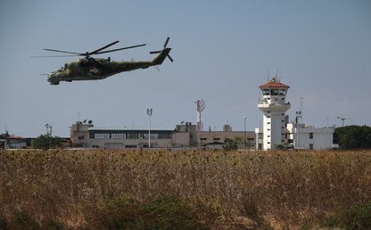 مروحية "مي - 24" الروسية تحوم فوق قاعدة "حميميم" الجوية