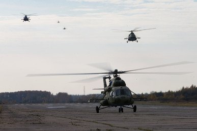 مروحيات "مي - 8"  تشارك في تدريبات المظليين الروس
