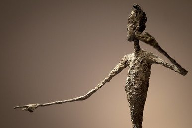 منحوتة "الرجل الذي يشير بإصبعه" للنحات السويسري الشهير ألبيرتو جياكوميتي، الذي ولد عام 1901 وتوفي عام 1966، بيعت بنحو 141 مليون دولار
