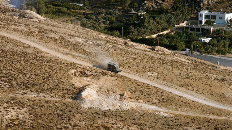 لبنان.. انفجار يستهدف دورية بعرسال والجيش يداهم مخيمات اللاجئين 