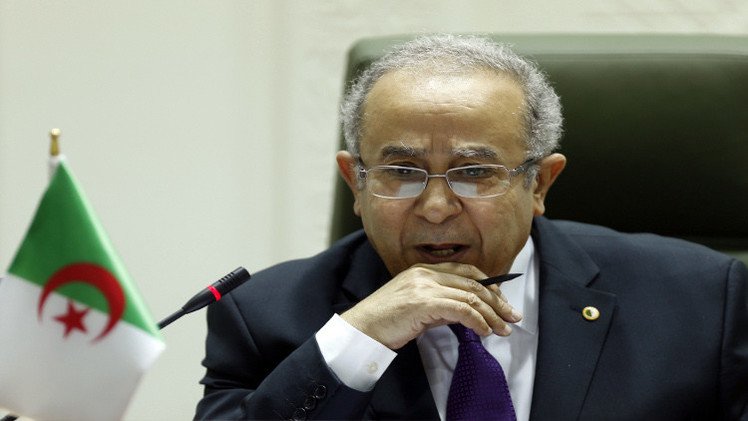 الجزائر ترد على تصريحات الملك المغربي.. وجبهة "البوليساريو" لا تستبعد حمل السلاح