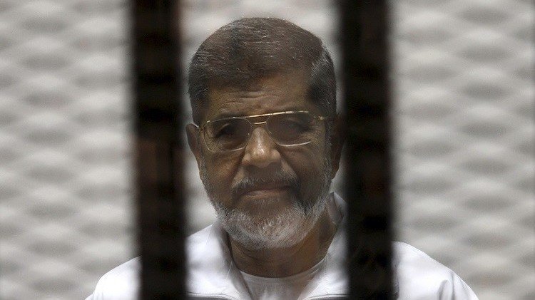 مصر.. تأجيل محاكمة مرسي في قضية "التخابر مع قطر"