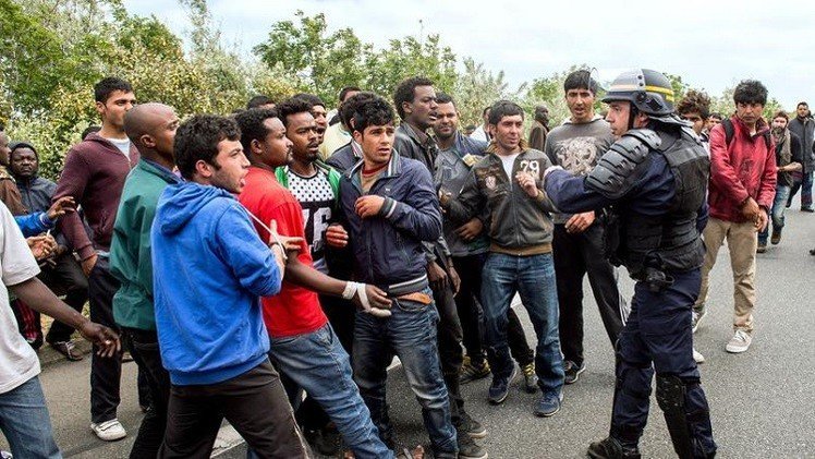فرنسا.. إصابة 16 شرطيا في مواجهات مع مهاجرين 