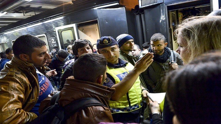 السويد تواجه اللاجئين بإعادة الرقابة على حدودها