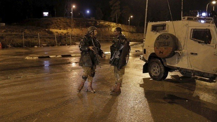 جنود اسرائيليون يتنكرون ويخطفون فلسطينيا ويقتلون آخر بمستشفى في الخليل (فيديو)