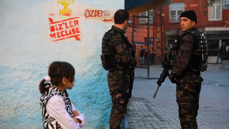 مقتل 11 مسلحا وضابط في اشتباكات بشرق تركيا