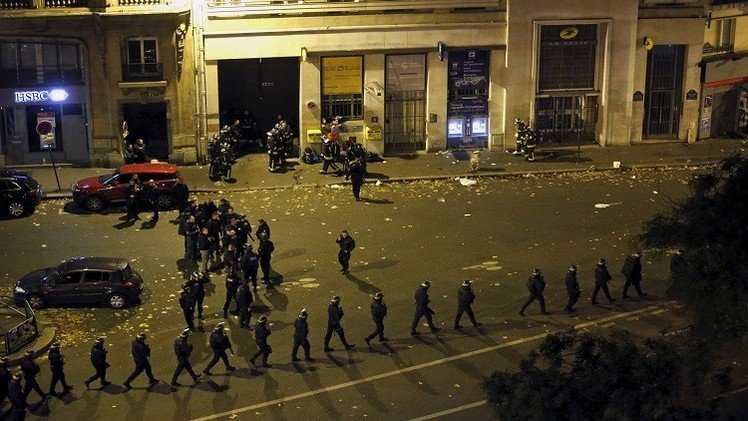 باريس تعلن حالة طوارئ والحداد العام بعيد تفجيرات دامية أوقعت 129 قتيلا (فيديو)