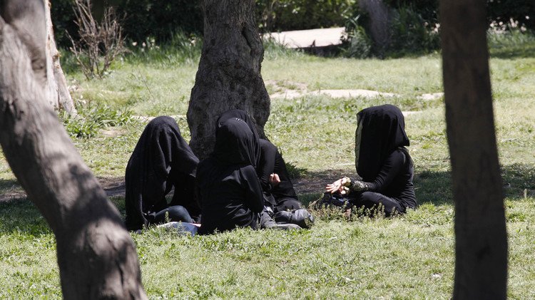 "مجاهدات النكاح" يشتكين من الشامبو وصالونات التجميل في "دولة داعش" (صور)