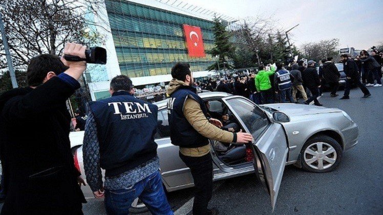 تركيا.. القاء القبض على صحفيين كشفا إرسال الحكومة شحنات أسلحة لمعارضين في سوريا (فيديو)