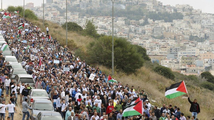 آلاف الفلسطينيين يتظاهرون في أم الفحم احتجاجا على حظر "الحركة الإسلامية"