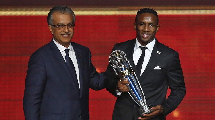 الإماراتي أحمد خليل يتوج بجائزة أفضل لاعب في آسيا