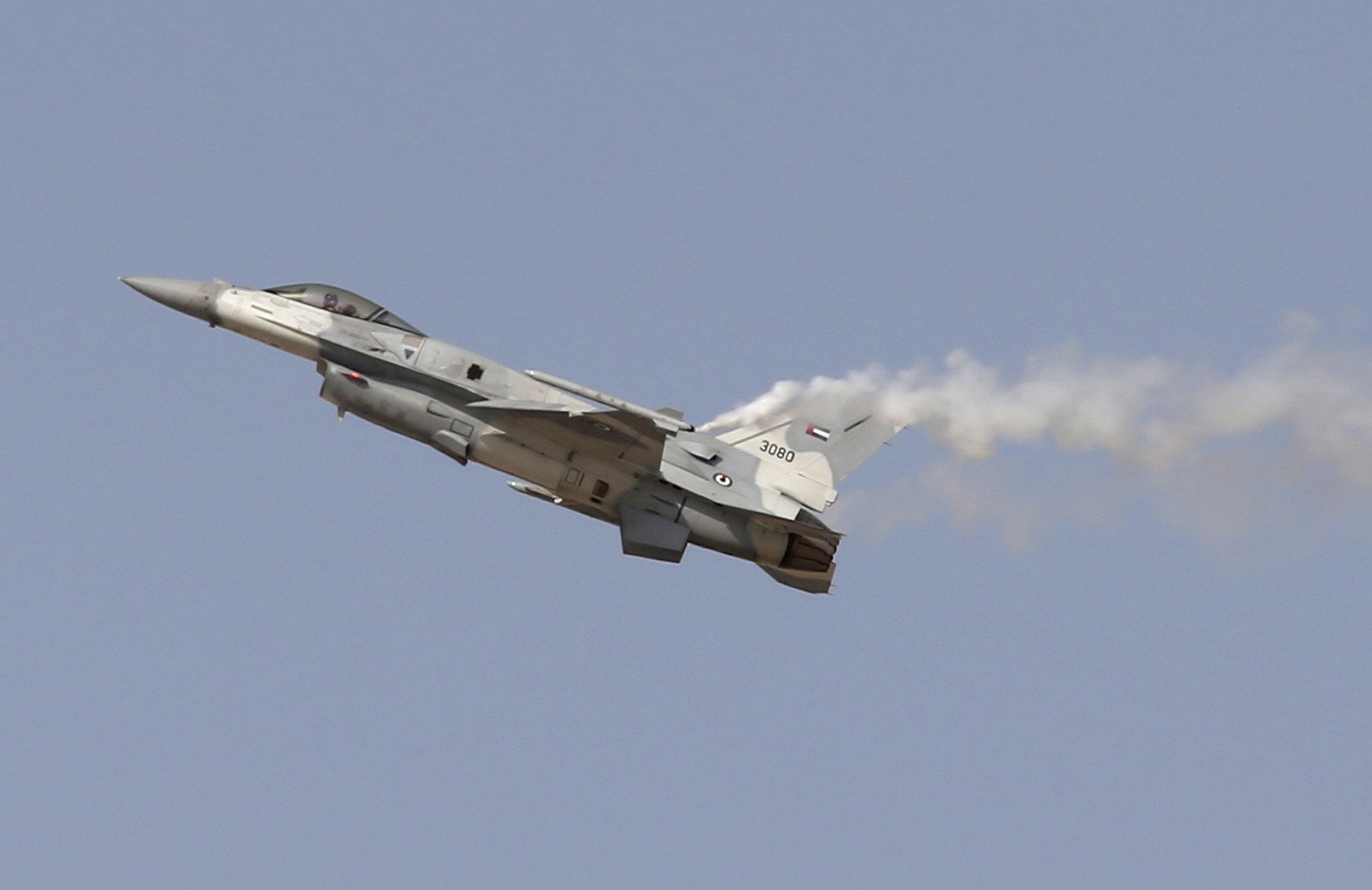 مقاتلة من طراز F16 تنفذ تحليقا لها في معرض دبي لعام 2015
