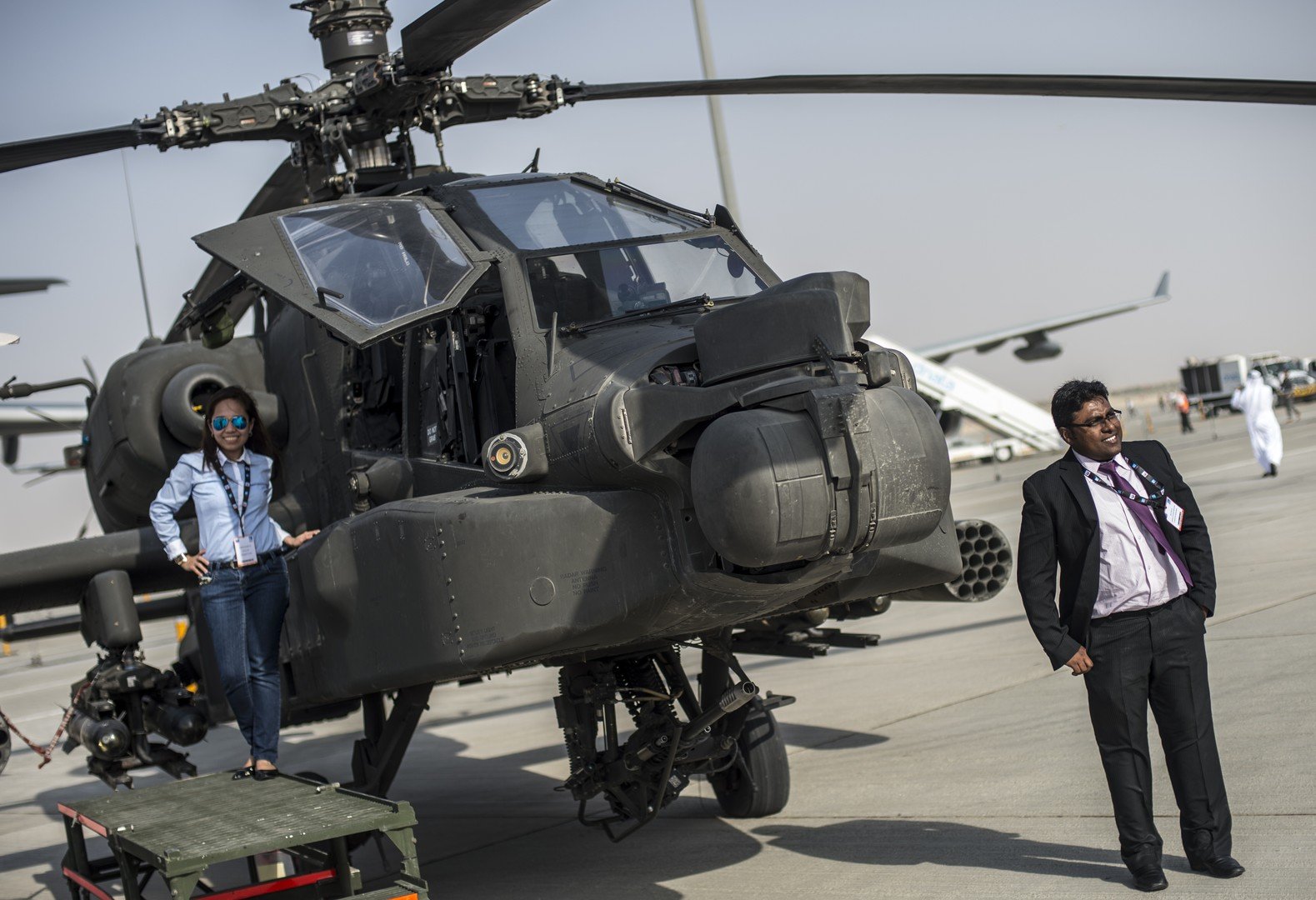 مروحية AH-64 تابعة للقوات الجوية الأمريكية في معرض دبي الدولي للطائرات والمروحيات لعام 2015