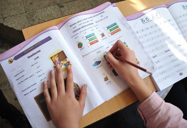 طالبة  في مدرسة سهيل أبو الشملات الإعدادية  باللاذقية تدرس اللغة الروسية