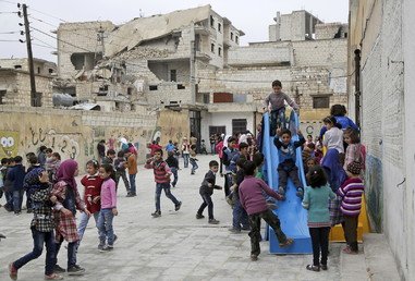 طلاب مدرسة يلعبون في حوش مدرسة في منطقة يسيطر عليها متمردون في محافظة إدلب