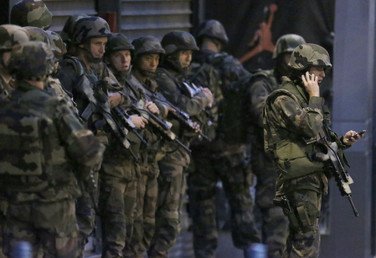 عسكريون فرنسيون في منطقة جرى فيها اشتباك وإطلاق أعيرة نارية