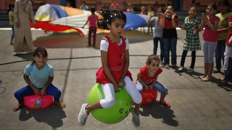 فتاة فلسطينية تلعب في إطار أسبوع الألعاب الصيفية في غزة الذي أعلنته المنظمة الدولية