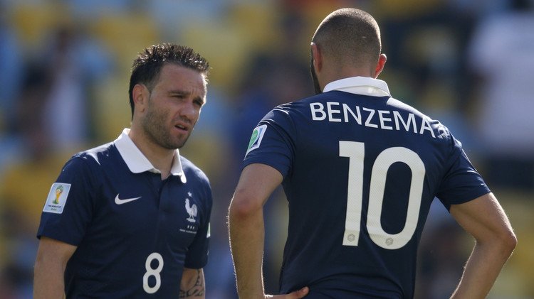 رئيس وزراء فرنسا يطالب باستبعاد بنزيما من المنتخب الوطني