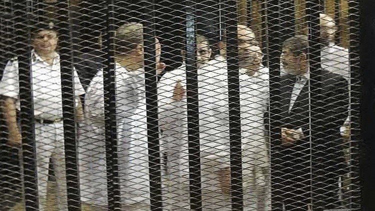 مصر.. ضيق قفص الاتهام يحول دون محاكمة 739 إخوانيا