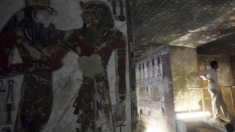  بريطانيا تعيد لوحة جدارية هامة للملك سيتي الأول إلى مصر