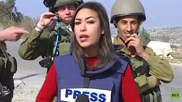 جنود إسرائيليون يسخرون من مراسلة فلسطينية في أثناء ريبورتاج لها عن "سياسة إسرائيل العنصرية" (فيديو)