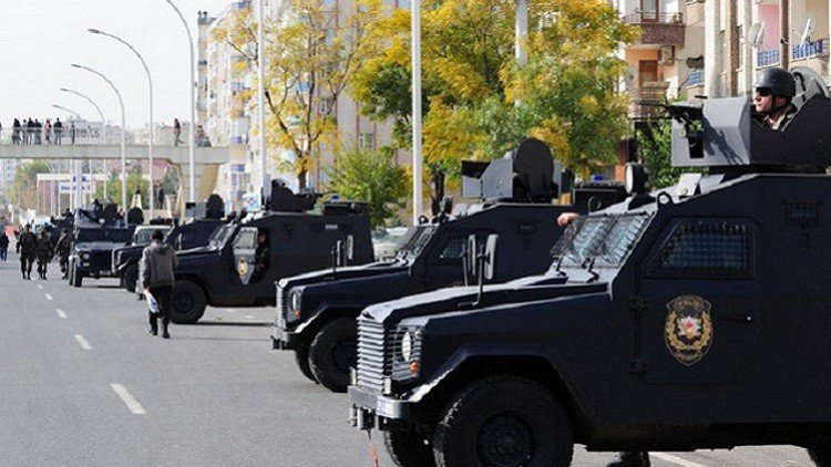 مقتل 3 من الشرطة التركية في تفجير مركبتهم جنوب شرق تركيا
