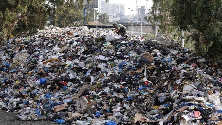 بعد مخاض عسير.. تصدير قمامة لبنان